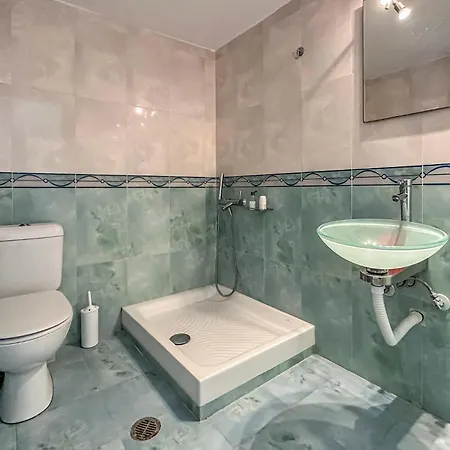 בית נופש 2 Bedroom Lovely In קלמאטה
