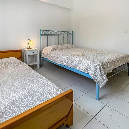 2 Bedroom Lovely In * קלמאטה