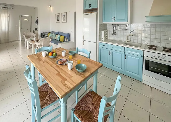 2 Bedroom Lovely In Vakantiehuis Kalamáta