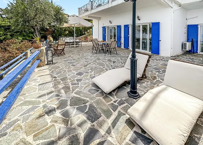2 Bedroom Lovely In Vakantiehuis Kalamáta